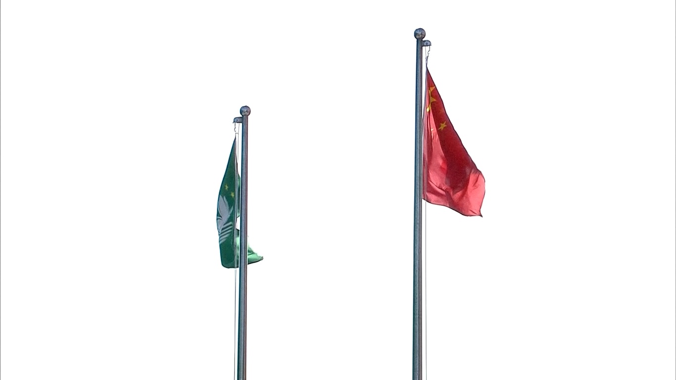 Bendera nasional dan bendera SAR Makau dikibarkan dalam upacara tersebut