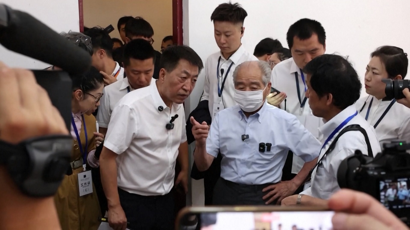 Shimizu mengidentifikasi kejahatan para penyerang Jepang di Tiongkok di lokasi tempat ia bertugas 79 tahun lalu