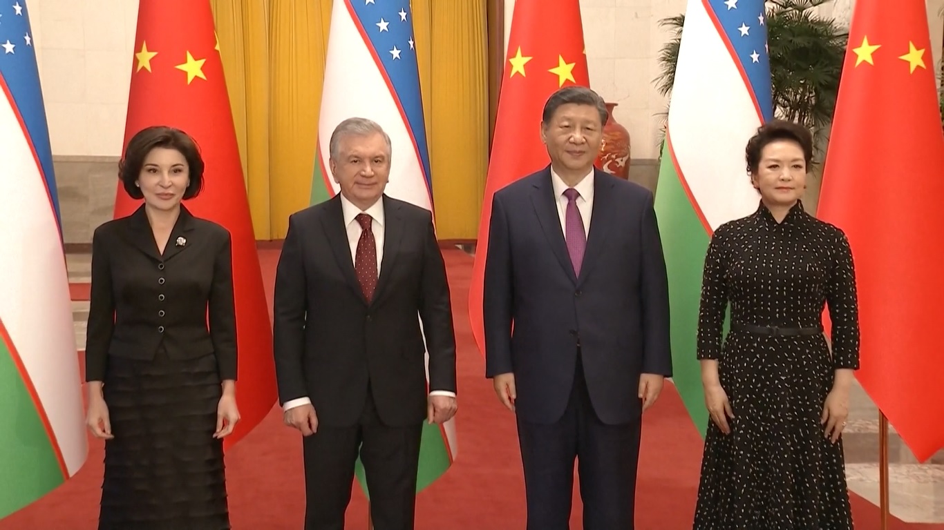 Upacara tersebut menampilkan penghormatan 21 senjata