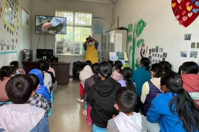 Tiongkok telah mensubsidi lebih dari 20 juta mahasiswa dari keluarga dengan masalah keuangan dengan memberi mereka pinjaman lunak senilai lebih dari 400 miliar yuan (834 Juta Rupiah)