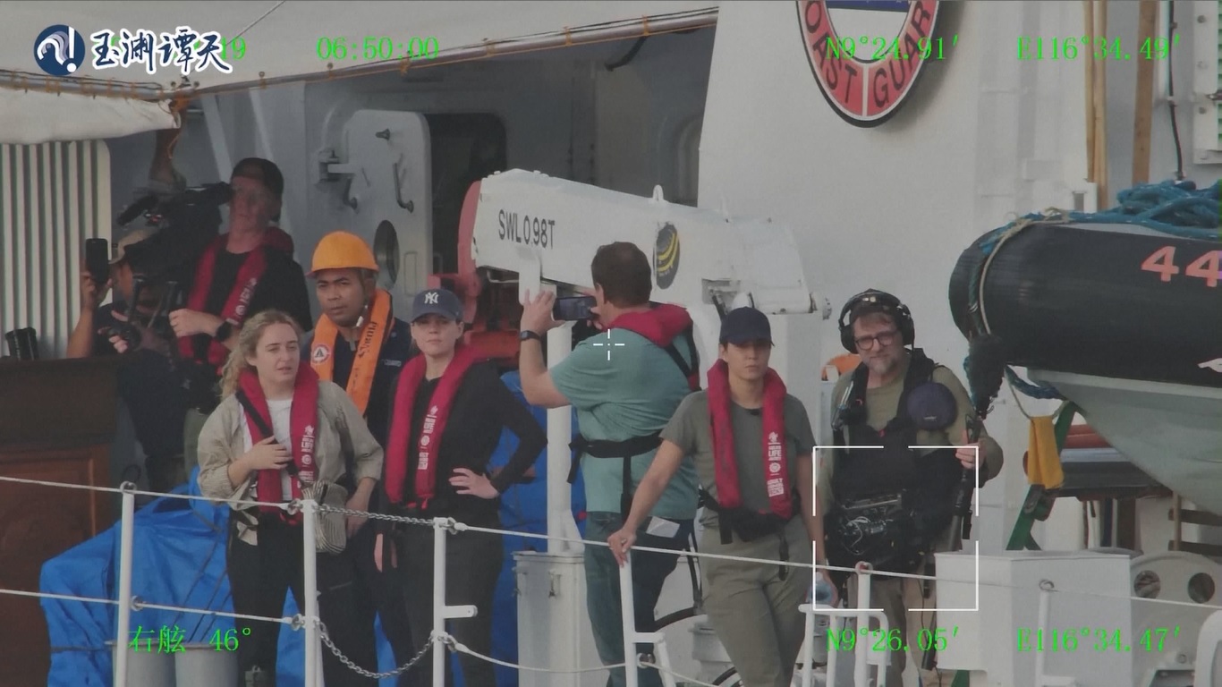 ABC News Amerika mengonfirmasi dalam sebuah laporan berita pada hari Senin (19/8) bahwa ada staf media AS di atas kapal tersebut dan mereka telah mengambil video