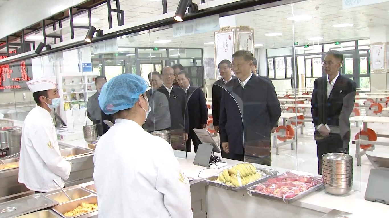 Saat memeriksa kantin di sekolah