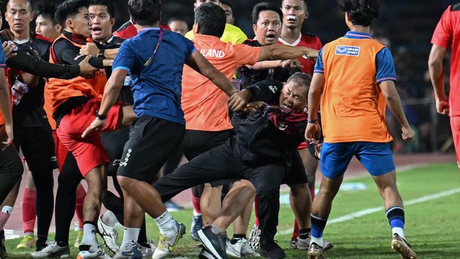 Ofisial timnas Thailand yang memukul manajer Timnas Indonesia U-22 Sumardji pada final SEA Games 2023 minta maaf sambil menangis Kubu Indonesia pun menerima permintaan maaf itu