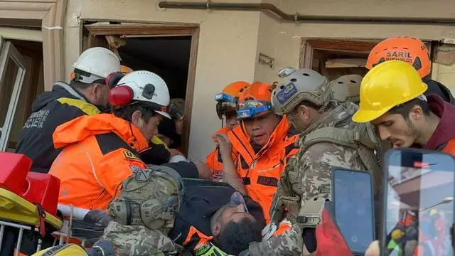 Tim SAR Tiongkok yang bertugas di Turki menyelamatkan seorang pria dan seorang anak di lokasi reruntuhan pada Jumat (10/2/2023) pagi