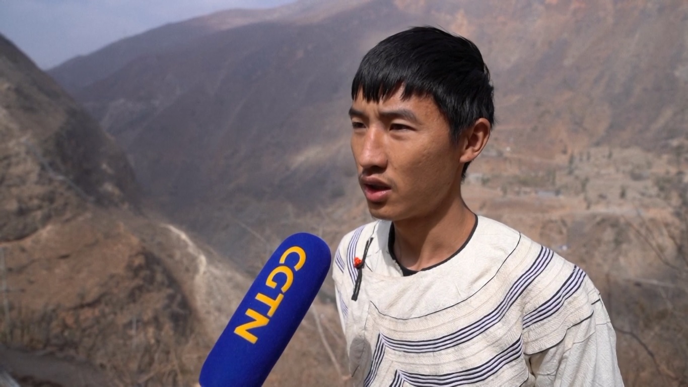 Prefektur Otonomi Liangshan Yi di Sichuan dulunya merupakan daerah yang dilanda kemiskinan karena wilayahnya yang bergunung-gunung dan transportasi yang terbatas