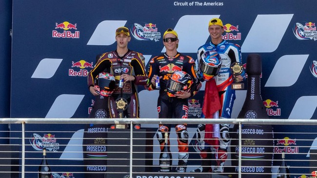 Bendera Indonesia naik podium Moto2 Amerika 2023 setelah pembalap Pertamina Mandalika Bo Bendsneyder meraih podium ketiga di Sirkuit Austin