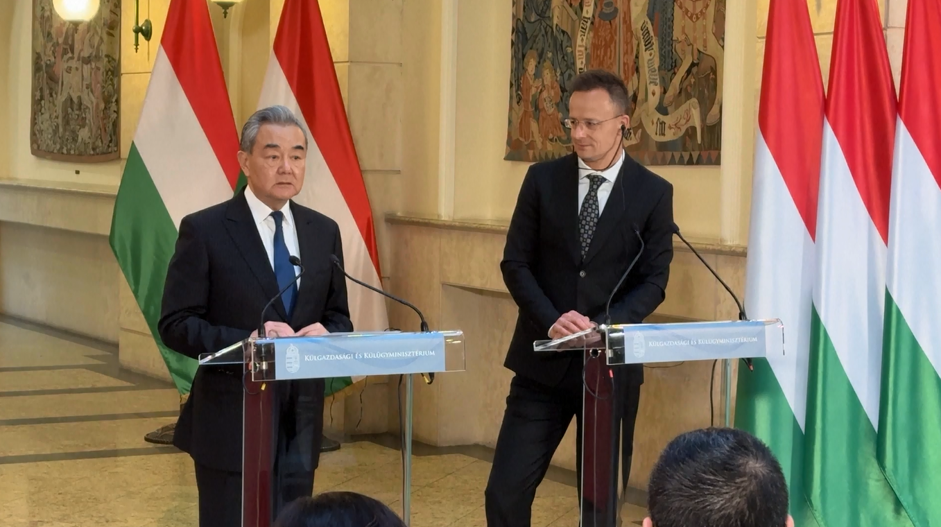 Menteri Luar Negeri Tiongkok Serukan Upaya Bersama untuk Perdalam Persahabatan dan Kerja Sama Tiongkok-Hongaria