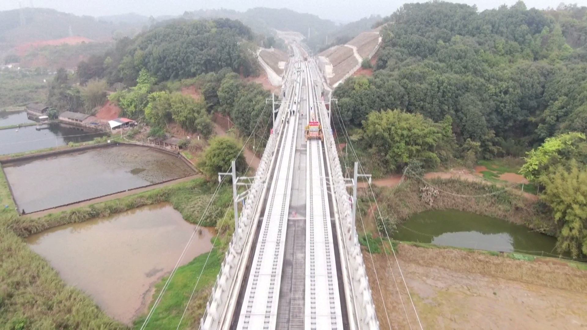  Peletakan rel dalam pembangunan Kereta Kecepatan Tinggi Meizhou-Longchuan di pusat perekonomian Tiongkok selatan