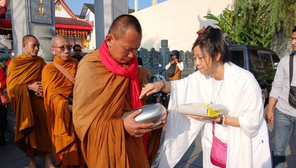 Pindapata ini dilakukan dengan membawa semacam mangkok