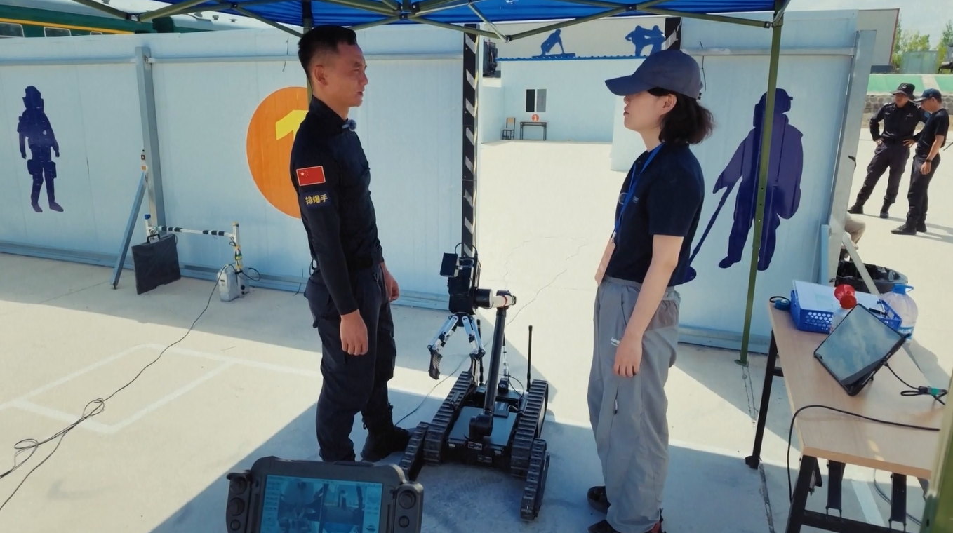 Polisi Khusus Tiongkok Gelar Kompetisi Robot Penjinak Bom