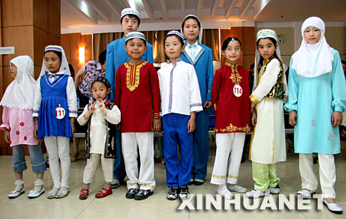 Bahasa Mandarin adalah bahasa umum orang Hui Namun tak jarang mereka juga menggunakan beberapa kata Arab dan Farsi dalam interaksi sehari-hari dan kegiatan keagamaan