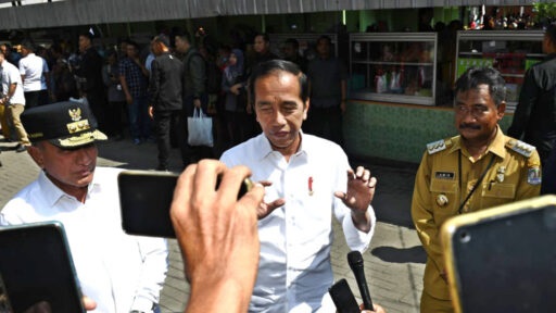 Presiden Jokowi menilai bahwa selama ini sistem yang berjalan di KPK sudah baik dan KPK juga rutin melakukan operasi tangkap tangan (OTT)