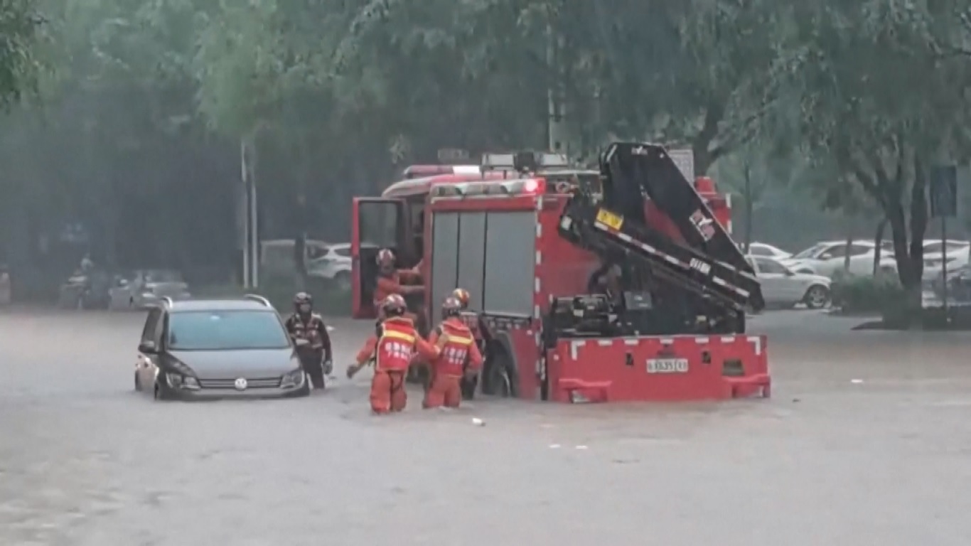 Tim penyelamat memberikan pasokan bantuan kepada 18 rumah tangga dan mengevakuasi 10 penduduk desa di Kota Hezhou