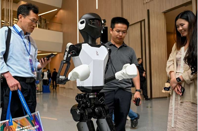 Robot Humanoid bersama dengan 16 penari