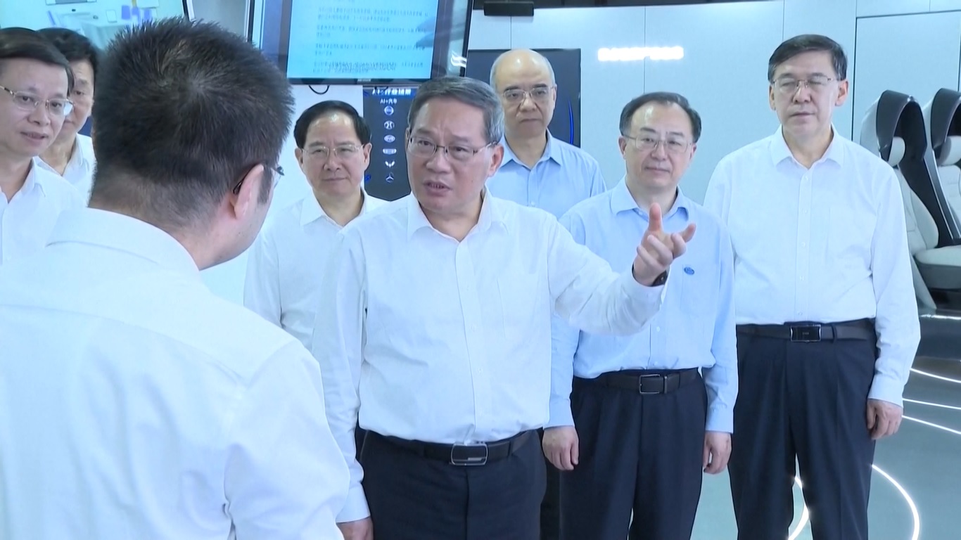 Ia mencatat bahwa transformasi digital industri manufaktur adalah tugas utama untuk meningkatkan kekuatan Tiongkok di bidang manufaktur