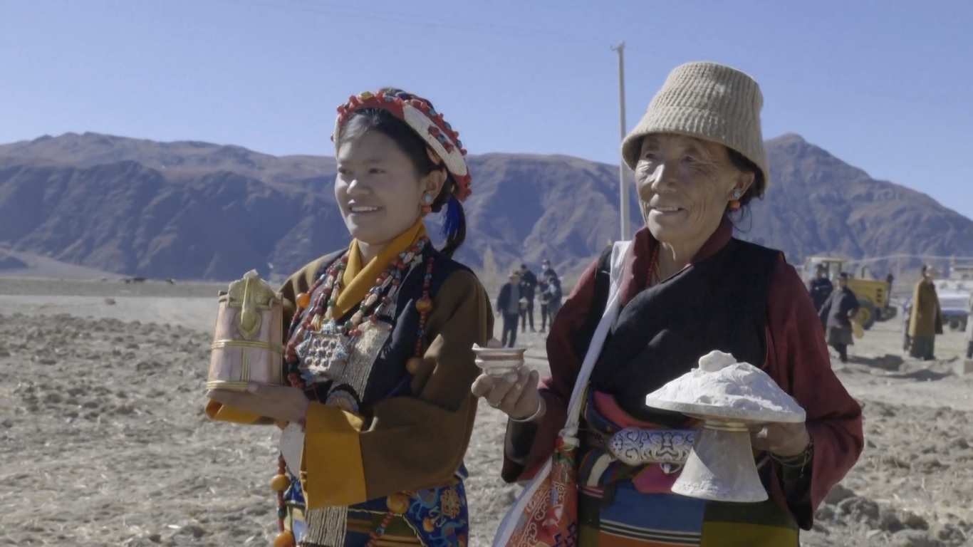 Bendera doa berkibar seperti penari mabuk ditiup angin musim semi saat genderang upacara membangunkan bumi yang beku