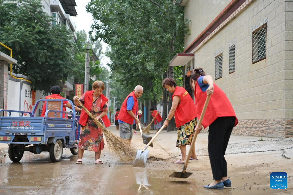 Warga yang dievakuasi dari banjir di Zhuozhou