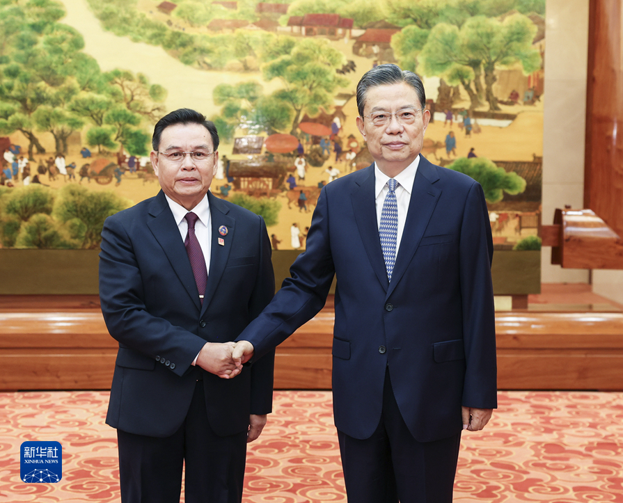 Ketua Komite Tetap KRN Tiongkok Zhao Leji dan Ketua Parlemen Laos Xaysomphone Phomvihane mengadakan pembicaraan di Balai Agung Rakyat