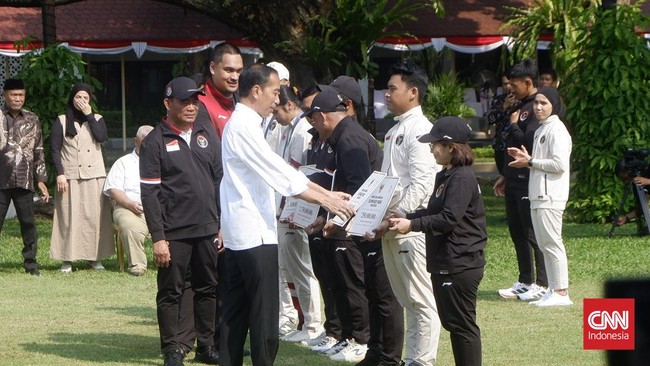 Presiden Joko Widodo (Jokowi) secara resmi memberikan bonus kepada atlet dan pelatih Olimpiade 2024 Paris di Istana Negara