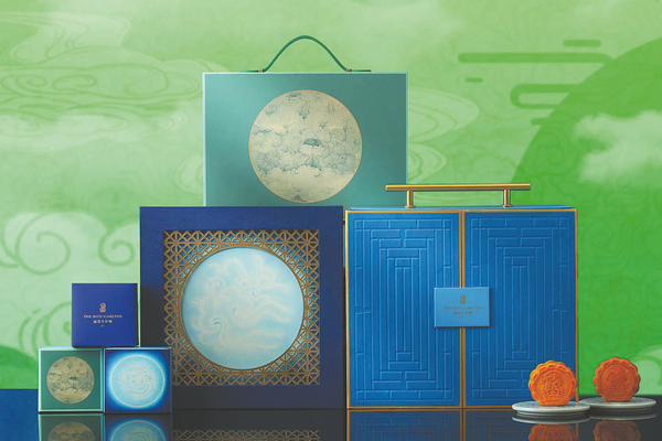 Tim kuliner berusaha keras untuk membuat kue bulan Kanton