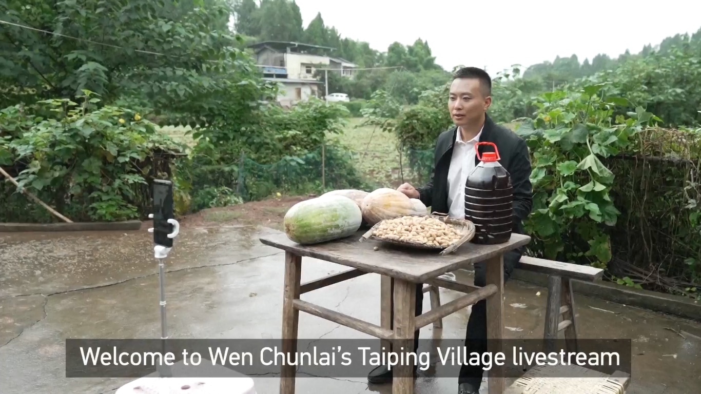 Pejabat Akar Rumput Pedesaan Tiongkok Ini Beralih ke Siaran Langsung untuk Tingkatkan Pendapatan Lokal dan Revitalisasi Pedesaan