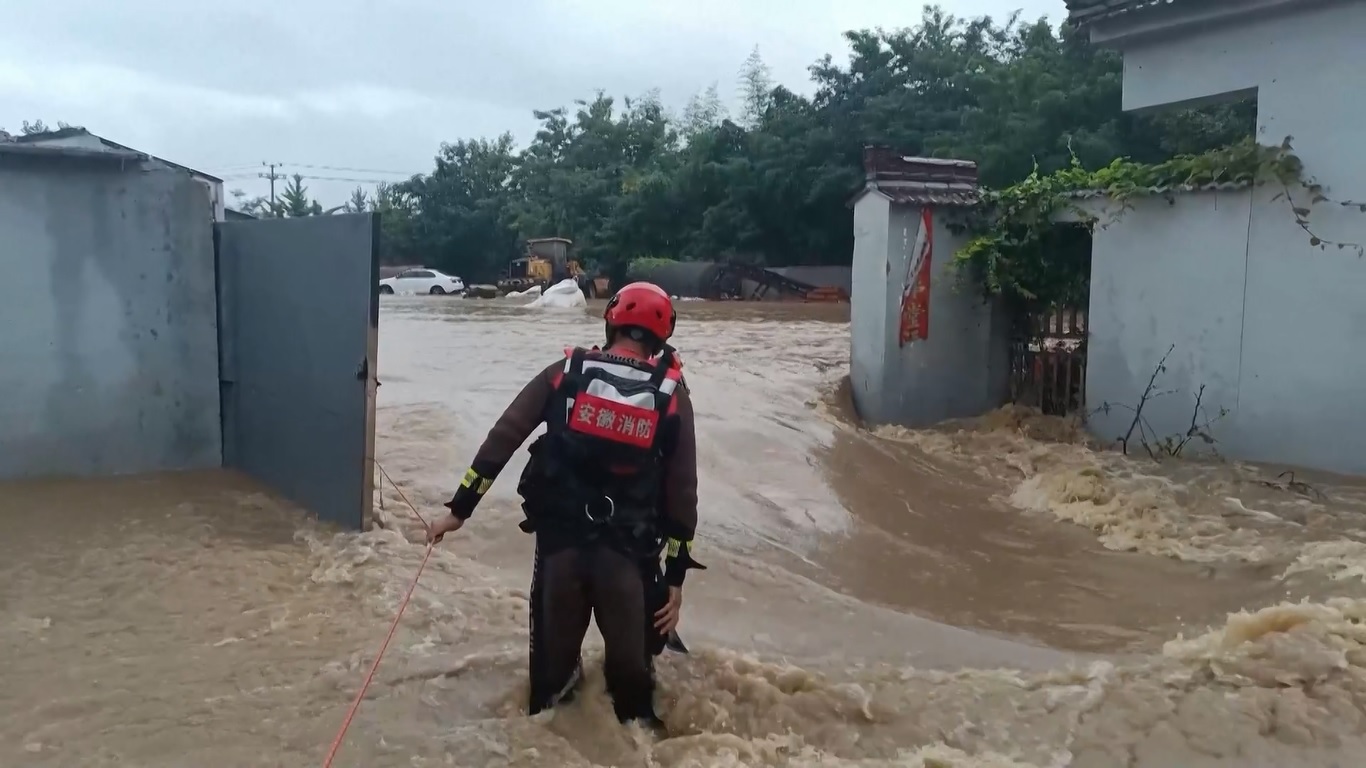 Banjir parah juga melanda sebuah desa di Kota Guangde