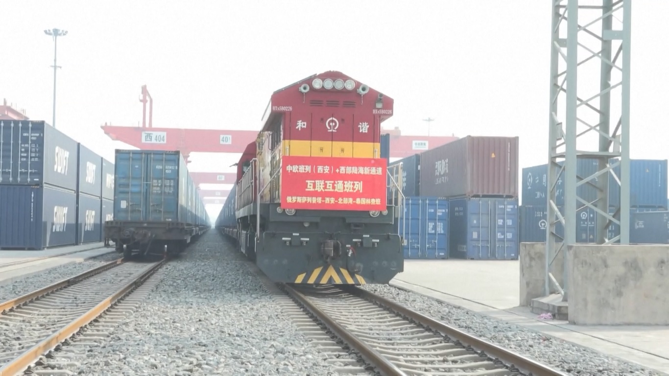 Kereta khusus yang bermuatan 50 kontainer ini menuju Pelabuhan Teluk Beibu di Daerah Otonomi Guangxi Zhuang