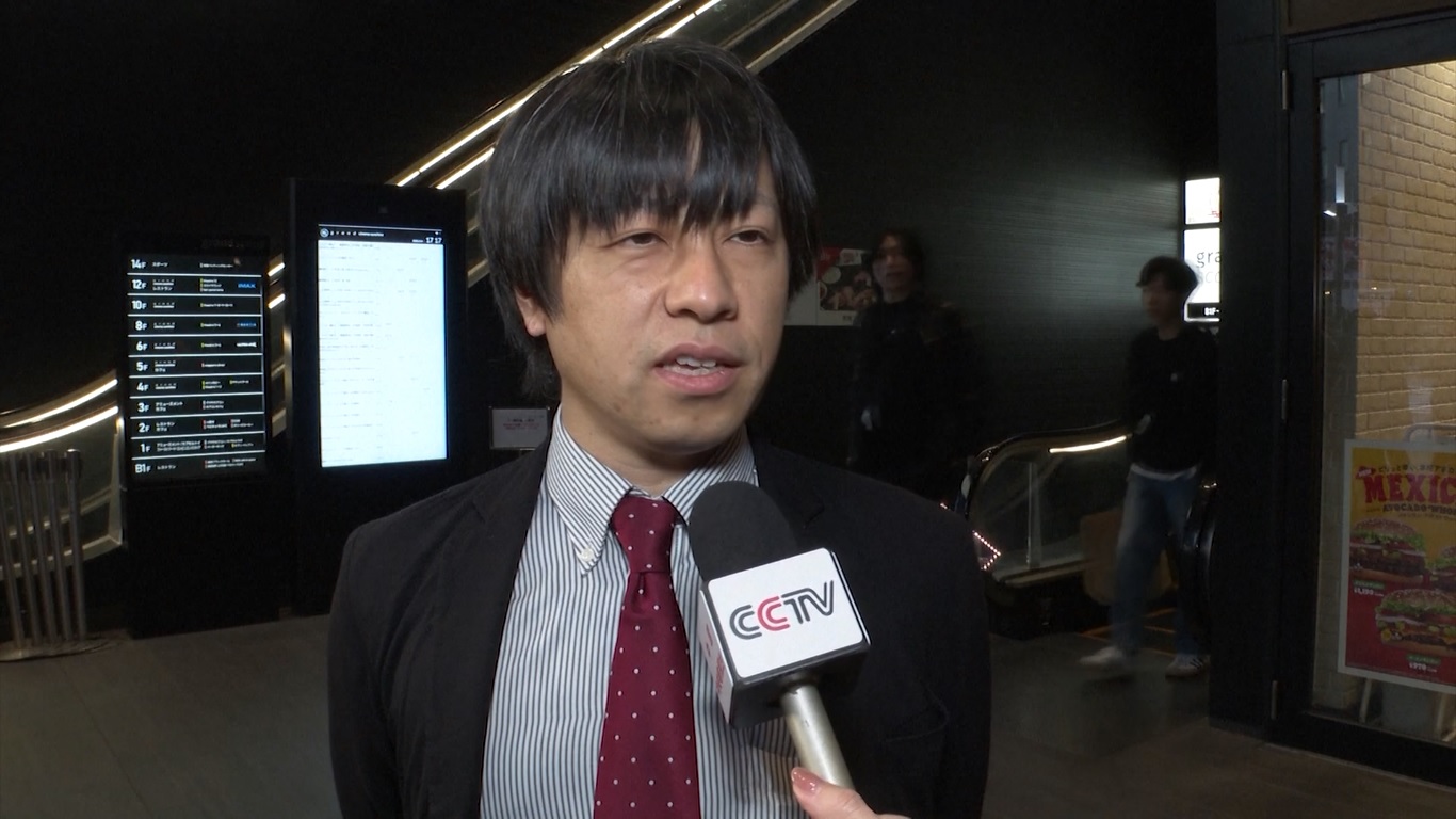 Meskipun versi pemutaran hanya menampilkan teks terjemahan bahasa Tiongkok dan Inggris