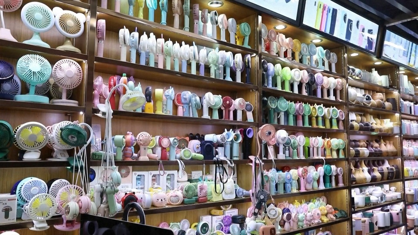 Dari pakaian pelindung matahari hingga pembuat es