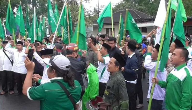 Kelompok masyarakat itu meminta polisi dapat menindak pelaku tambang galian golongan C ilegal di lereng Gunung Merapi karena sudah meresahkan dan berdampak negatif bagi warga