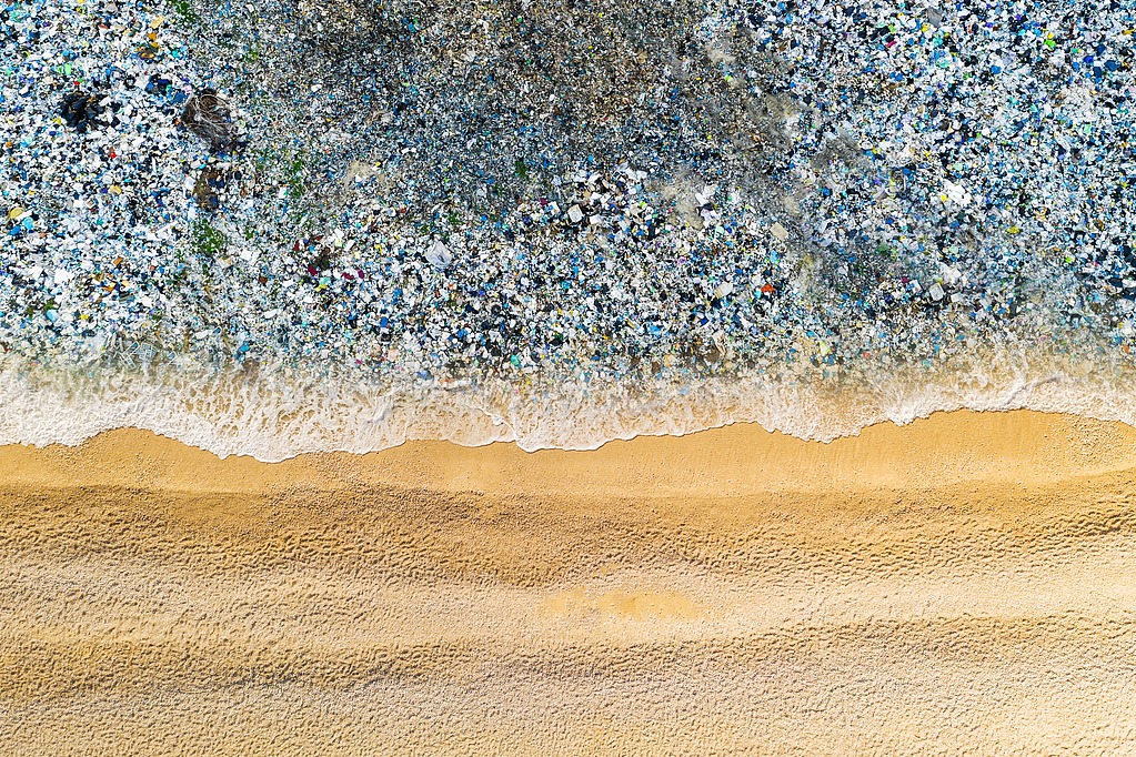 Partikel plastik kecil di dalam air telah menjadi salah satu polutan yang paling mengkhawatirkan konsumen karena keberadaannya yang tersebar luas di sumber air