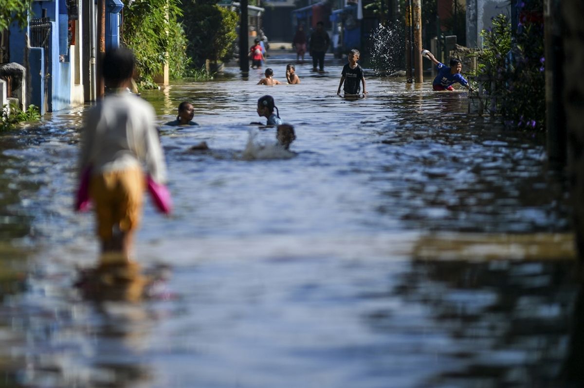 Jakarta &#039;Tenggelam&#039; Lagi, Banjir Nyaris 3 Meter Rendam Cawang, 53 RT Dikepung Air