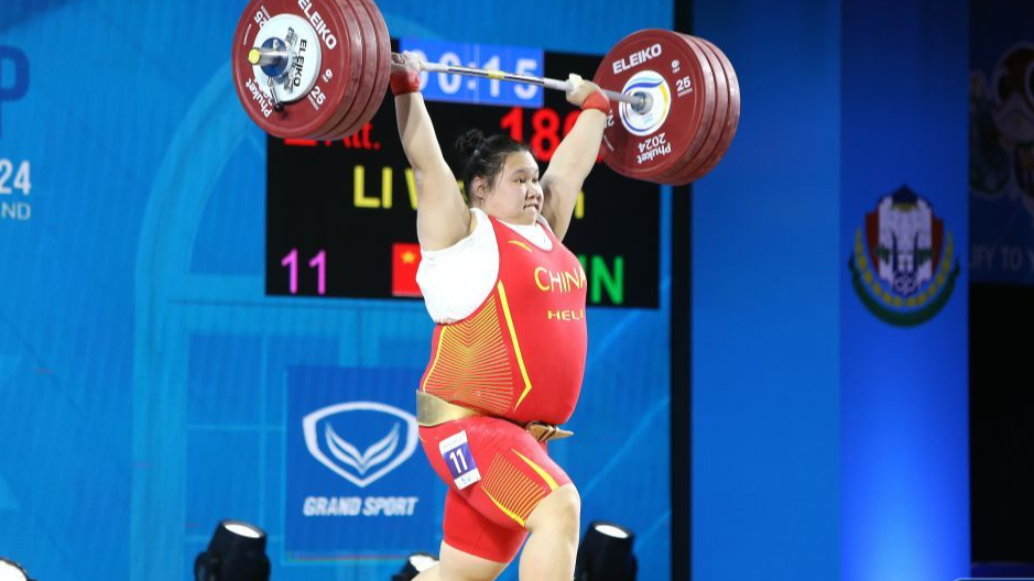 Juara Olimpiade Tiongkok Li Wenwen memenangkan tiga medali emas dalam kategori putri +87 kilogram sekembalinya dari Piala Dunia Federasi Angkat Besi Internasional (IWF) di Phuket Thailand