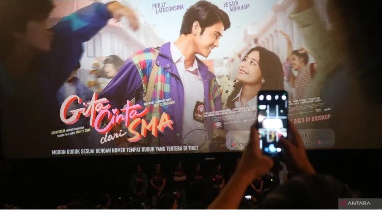 Film ini mampu menyihir Kota Bandung kembali ke era 80-an