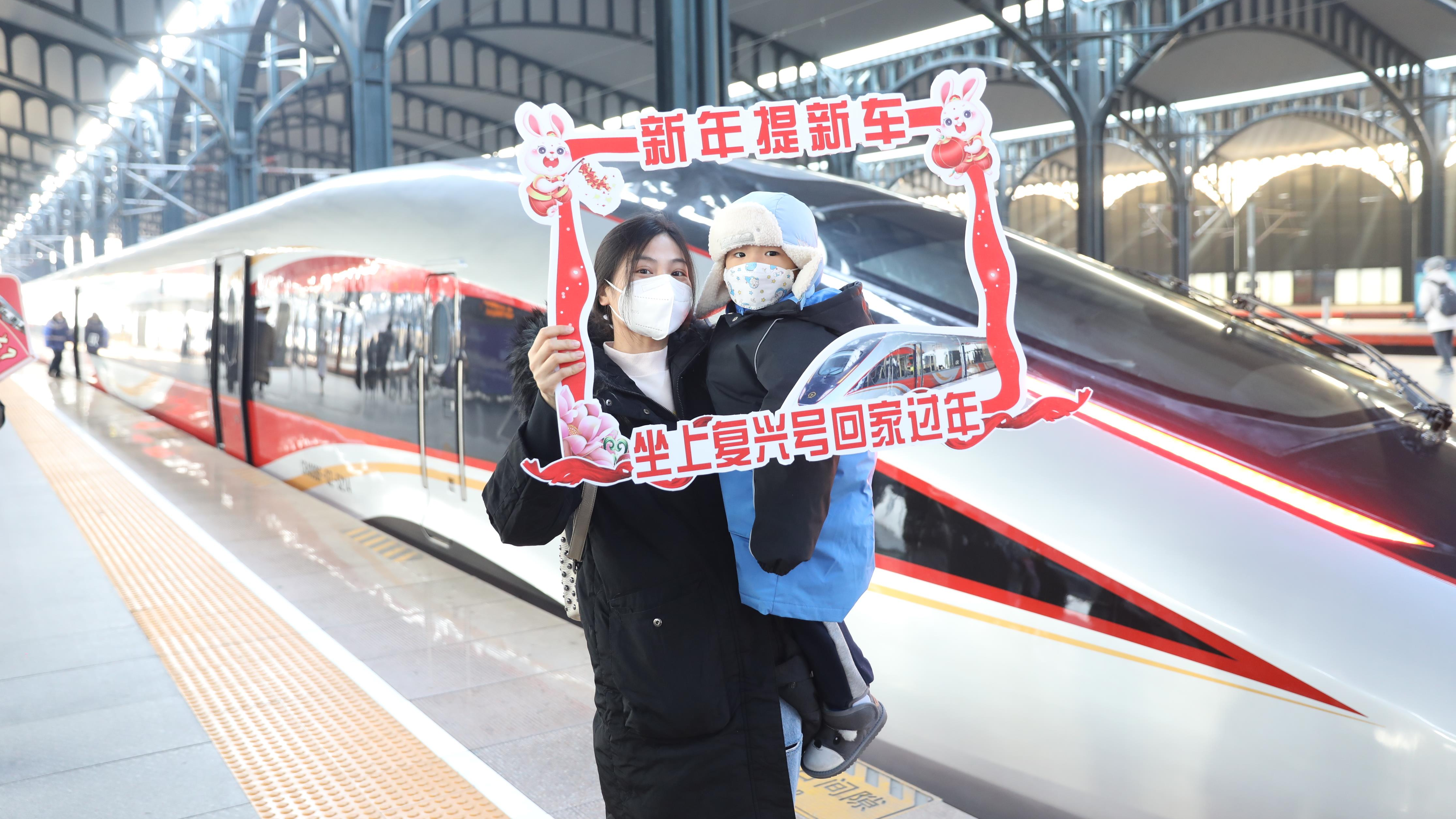 Kereta peluru tercepat dan paling cerdas di Tiongkok dari seri Fuxing diberangkatkan dari Kota Harbin