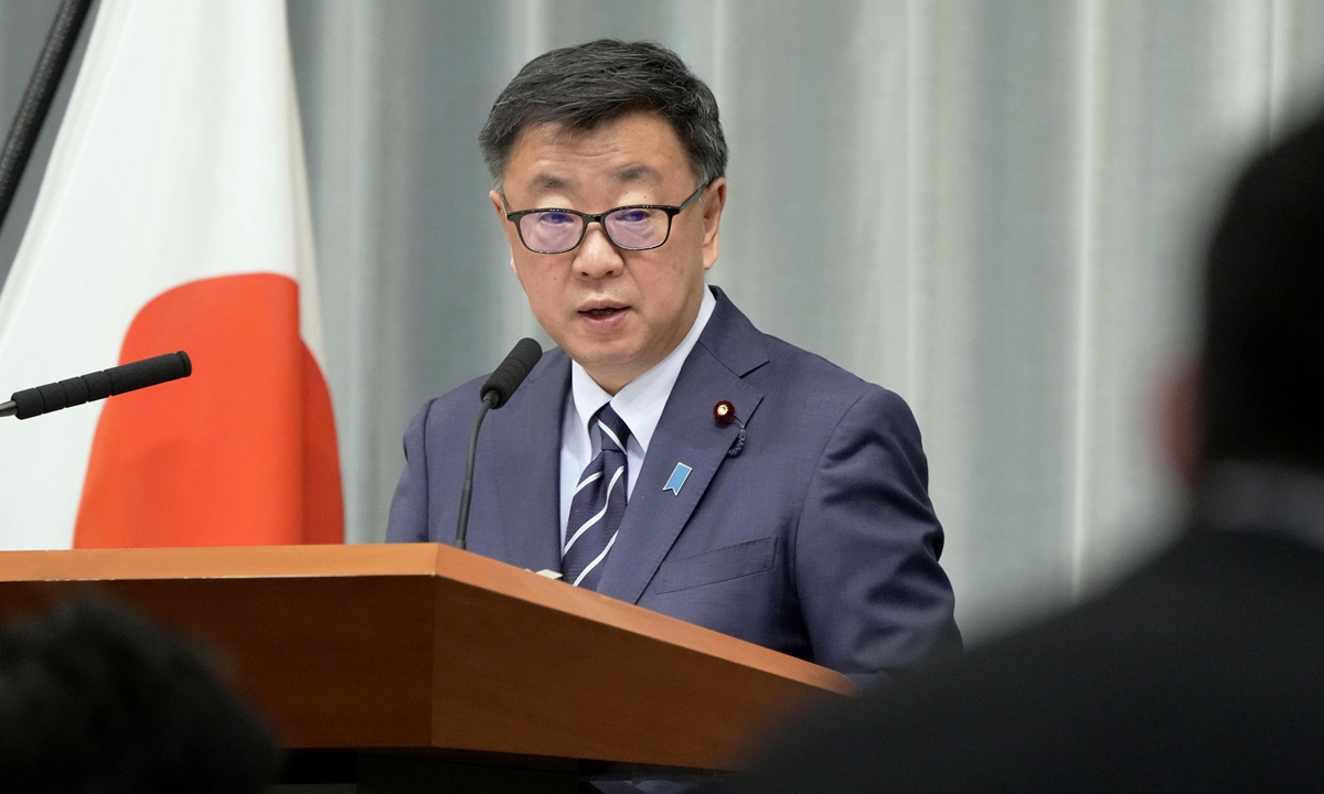 Kepala Sekretaris Kabinet Jepang Hirokazu Matsuno menghadiri konferensi pers pada 23 Desember 2021
