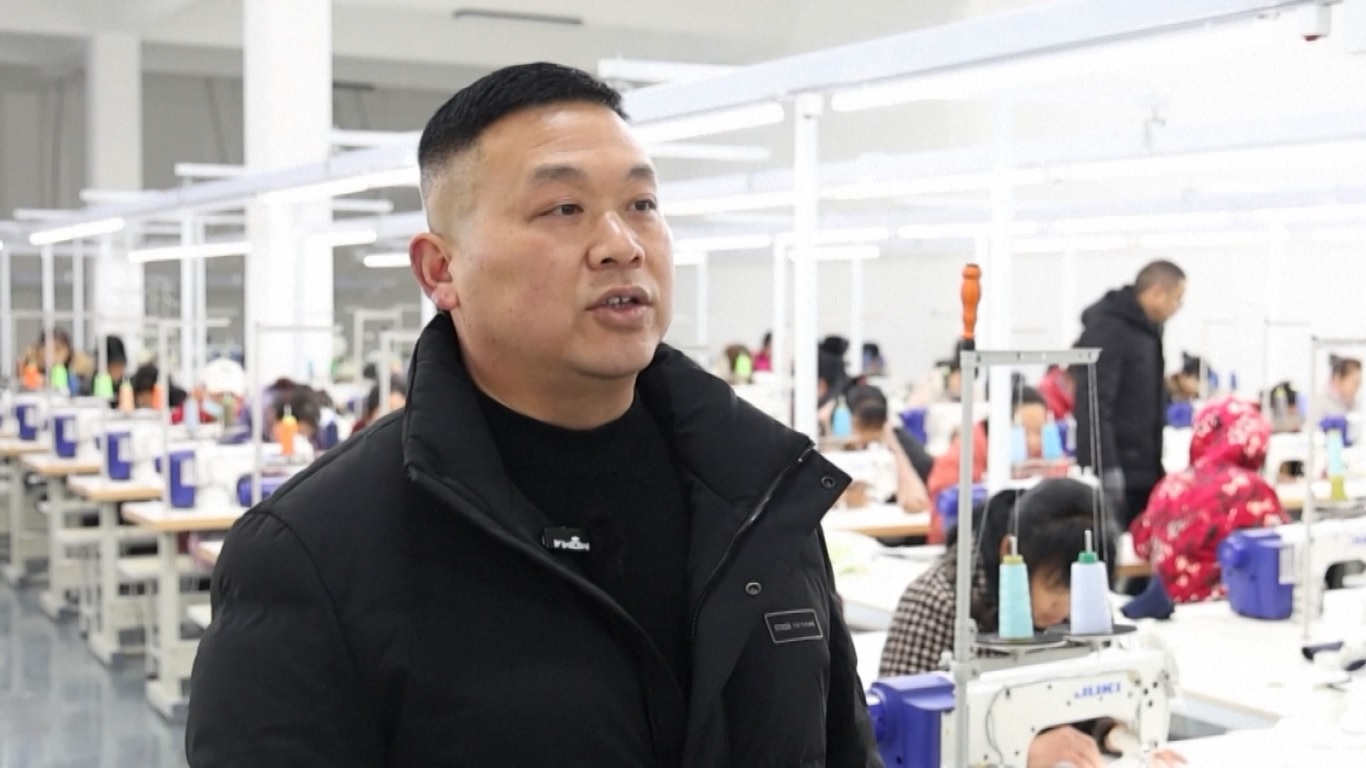 Sebuah pabrik garmen yang mencakup lebih dari 2100 meter persegi telah dibangun untuk memenuhi permintaan pekerjaan penduduk desa di zona demonstrasi Shibadong