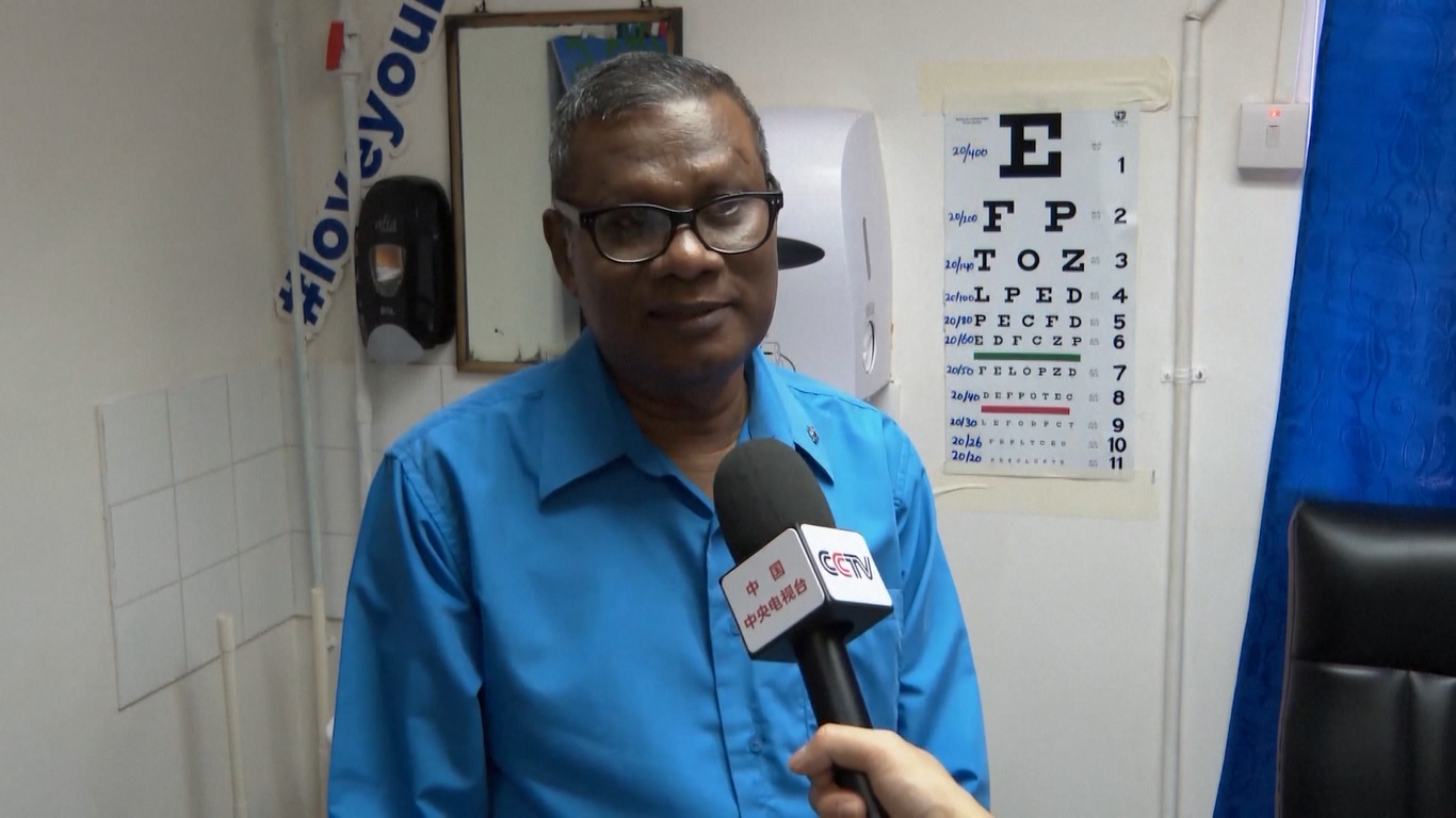 Tim bantuan membantu merawat pasien dari segala usia