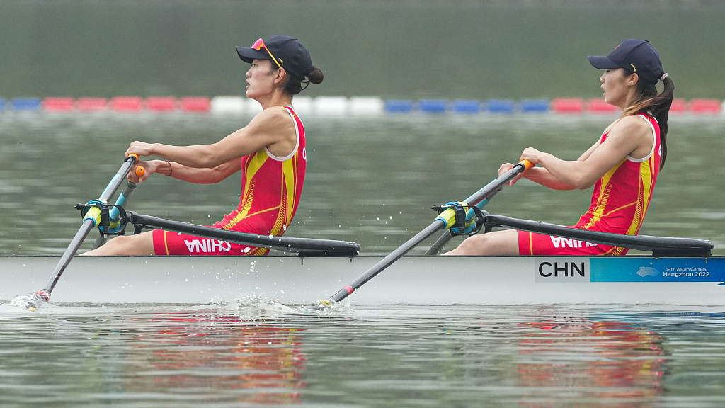 Ditempat kedua  pedayung asal Uzbekistan Luizakhon Islomova dan Malika Tagmatova masuk garis finish dengan catatan waktu 7:16