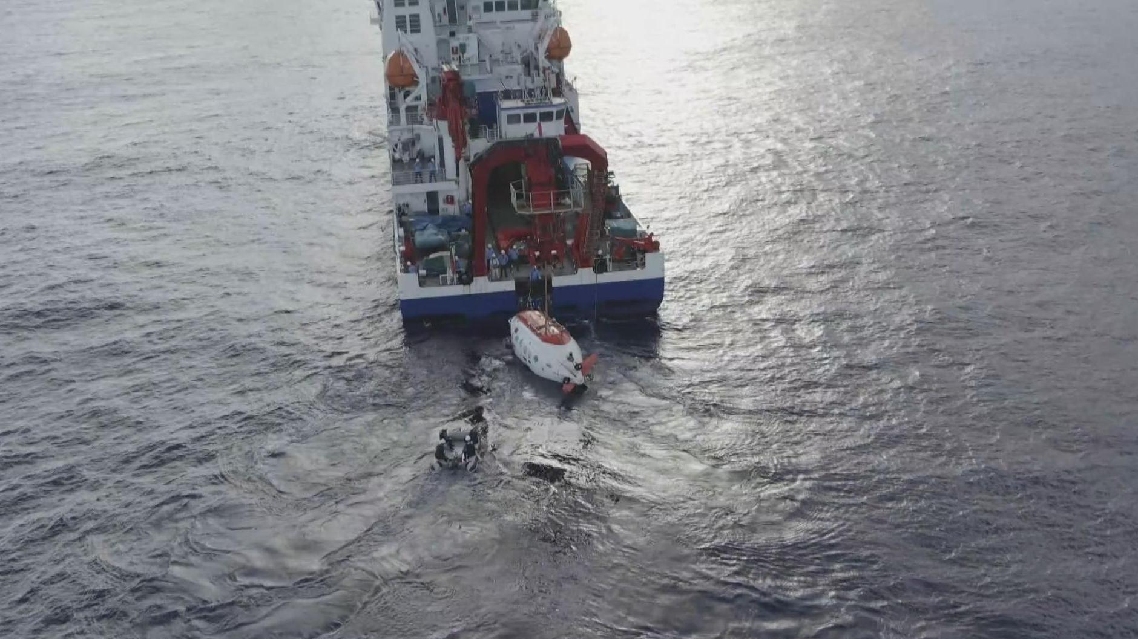 Kapal Selam Berawak Jiaolong  Selesaikan Penyelaman Pertamanya di Tahun Kuda