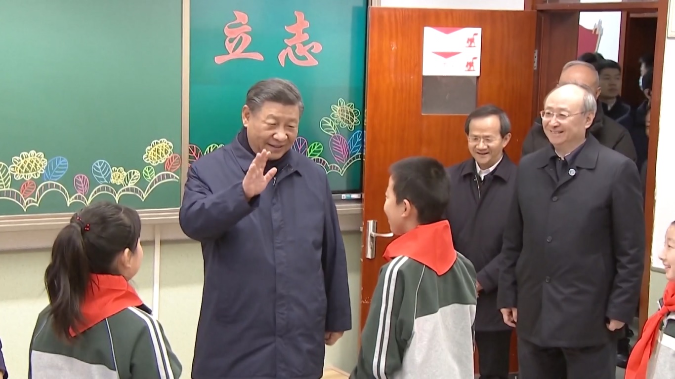 Ia mengunjungi Sekolah Etnis Miaofengshan selama tur inspeksi ke daerah-daerah yang terkena dampak banjir musim panas di ibukota Tiongkok dan Provinsi Hebei yang berdekatan
