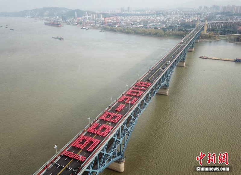 Berbagai alat sensor di Jembatan Sungai Yangtze di Wuhan dipasang oleh tim peneliti Tiongkok untuk memantau kesehatan bangunan arsitektural penting di megakota yang terletak di Tiongkok tengah tersebut