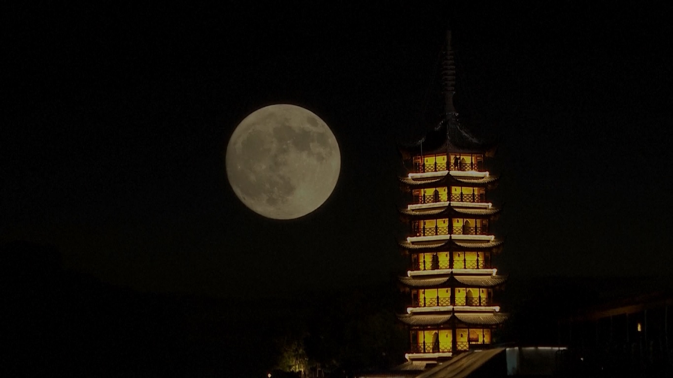 Orang-orang yang berkumpul di Taman Resor Guanchao (Pengamatan Pasang Surut) di Kota Yanguan