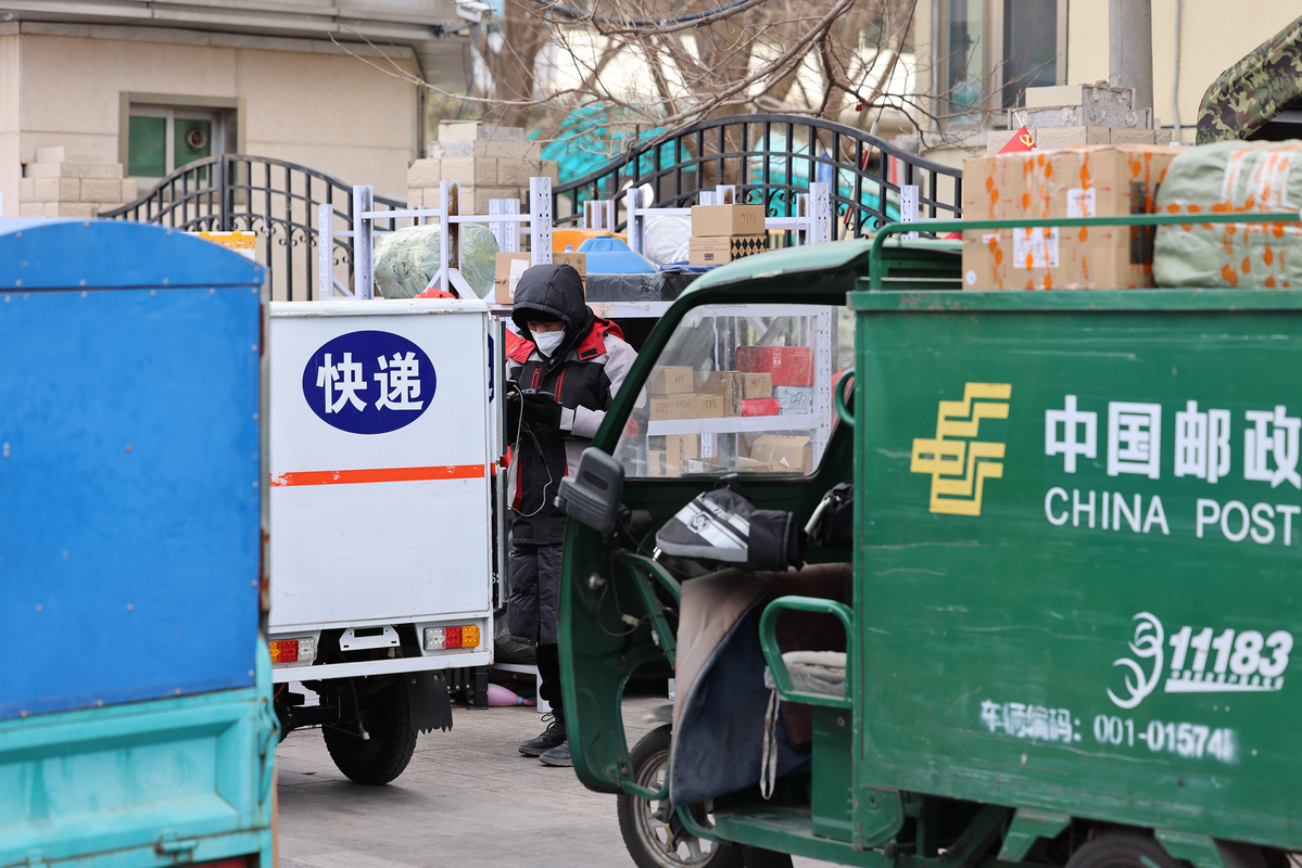 Pengiriman paket di Beijing mengalami keterlambatan Hal ini membuat lebih banyak kurir dipekerjakan dan dipanggil dari berbagai daerah lain untuk membantu mengirimkan paket tersebut