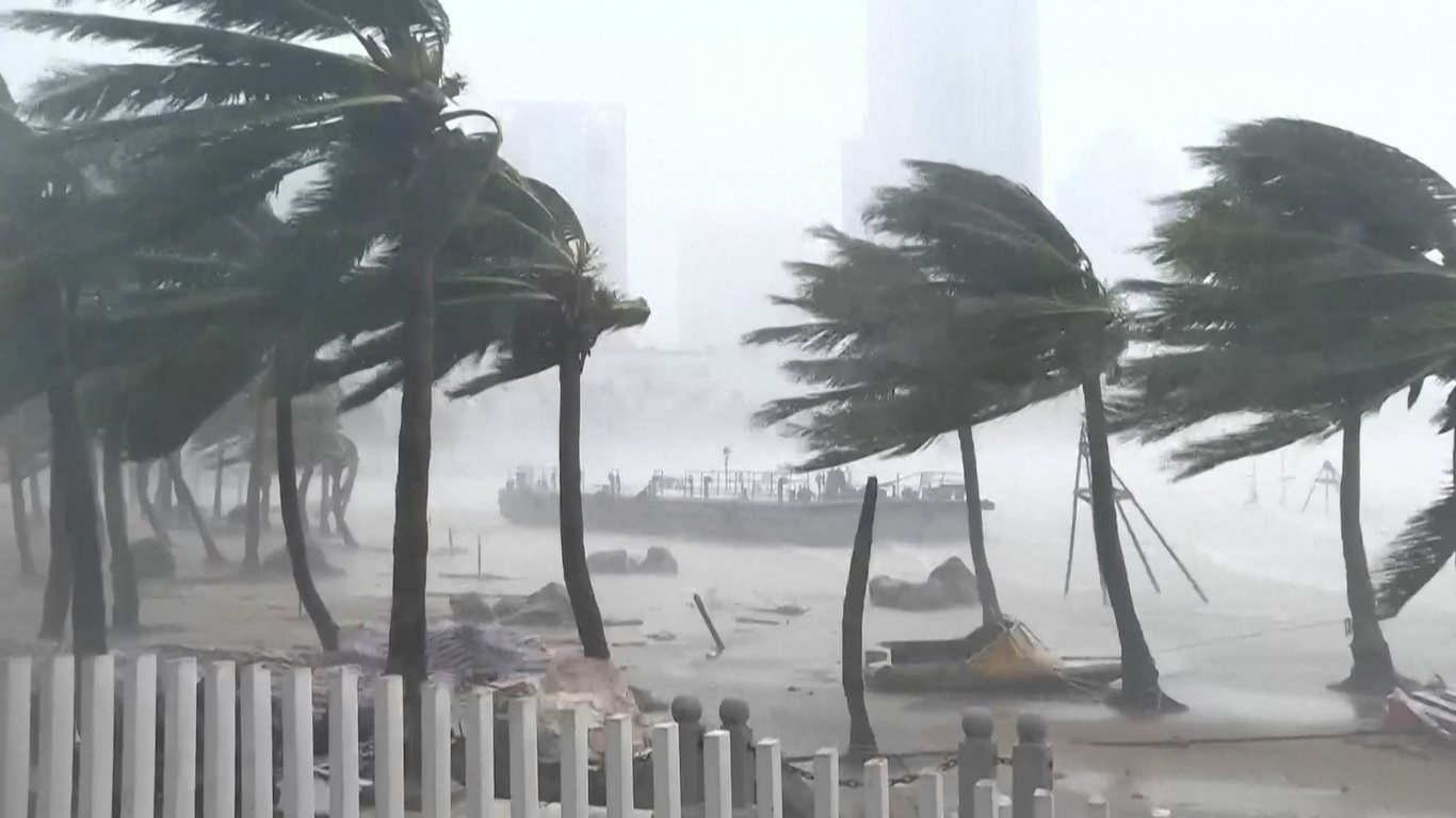 Angin Kencang dan Hujan Deras Picu Respons Darurat Topan di Zhanjiang