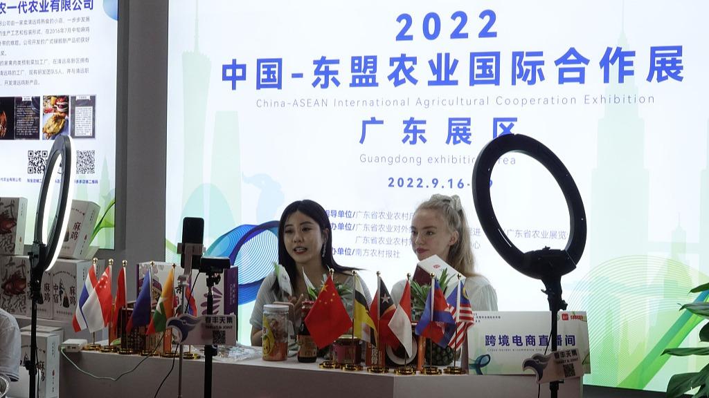 Tiongkok berturut-turut mengemukakan inisiatif penting pembangunan Jalur Ekonomi Jalan Sutra dan Jalan Sutra Maritim Abad ke-21