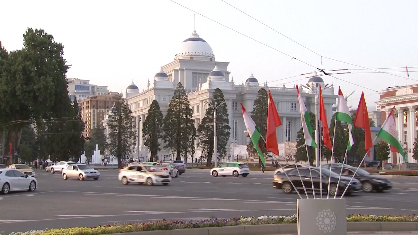 Artikel itu berjudul Bekerja Bersama untuk Masa Depan yang Lebih Cerah dari Hubungan Tiongkok-Tajikistan