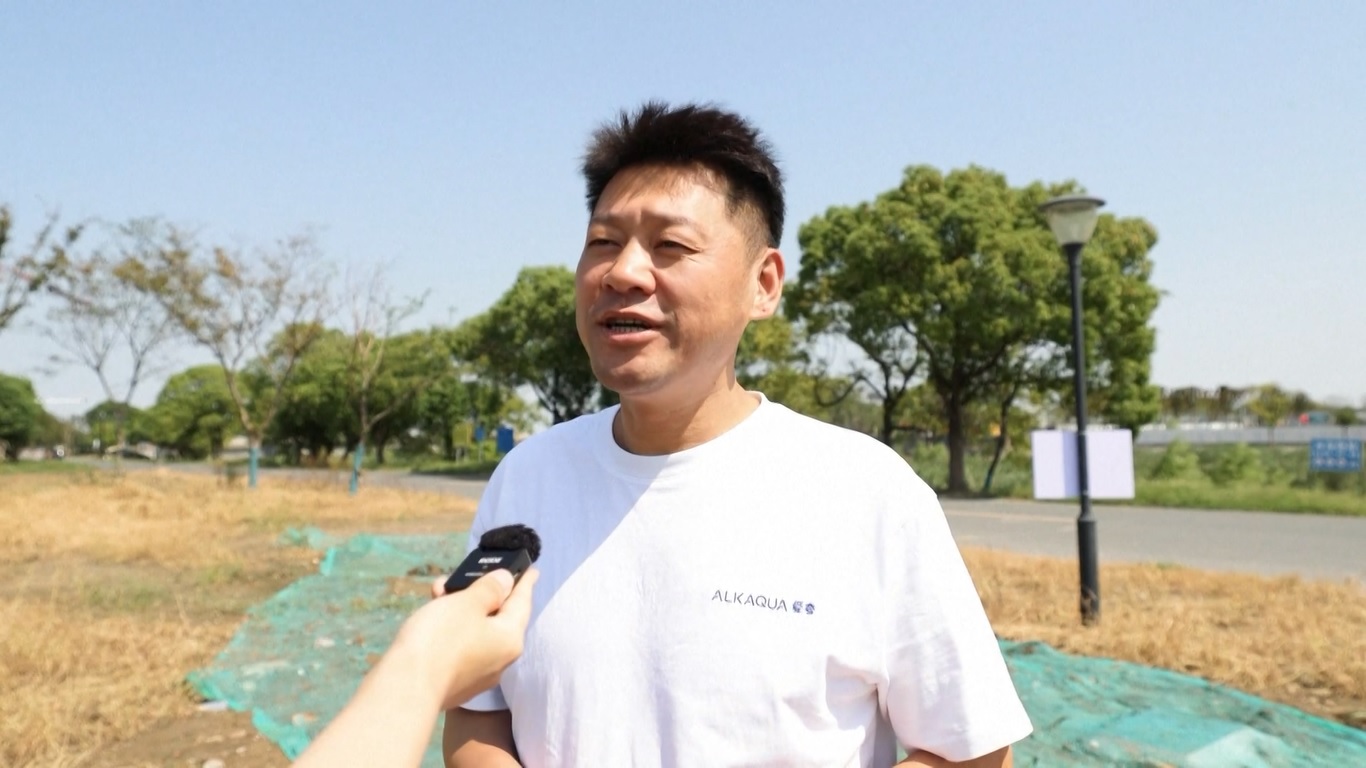 Sejumlah besar wisatawan memilih untuk membenamkan diri dalam keindahan alam dan pesona unik negara tersebut