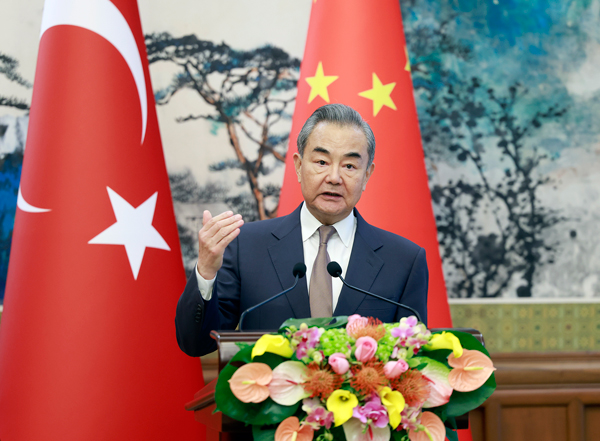 Anggota Politbiro Komite Sentral PKT selaku Menteri Luar Negeri Tiongkok Wang Yi dan Menteri Luar Negeri Turki Hakan Fidan bersama-sama memimpin jumpa pers di Beijing hari Selasa kemarin(4/6)