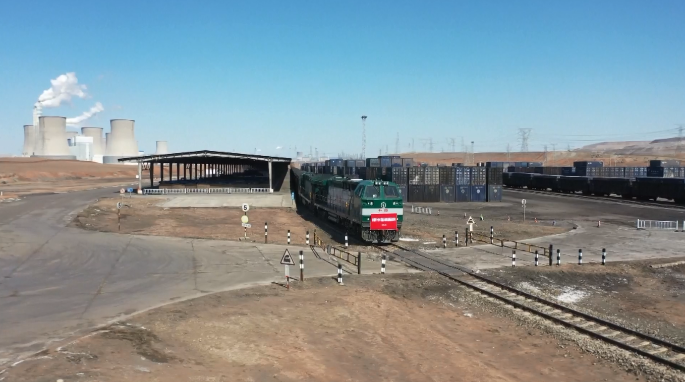 Xinjiang Luncurkan Kereta Api Khusus Pertama pada Tahun 2026 yang Beroperasi di Sepanjang Koridor Perdagangan Darat-Laut